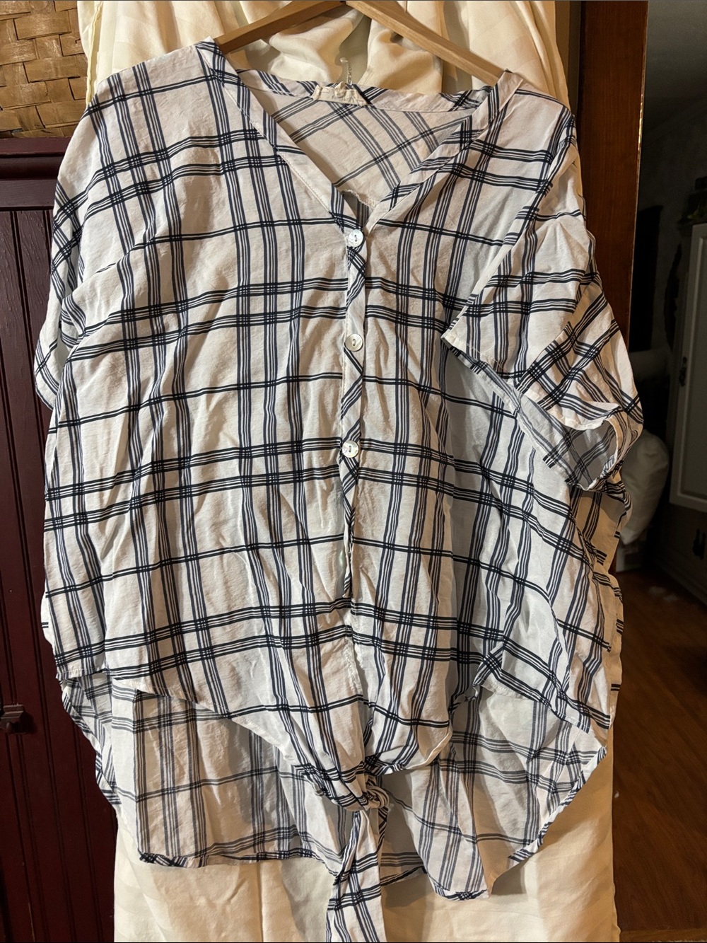 entro White & Navy Plaid Button-Front Tie-Hem Blouse